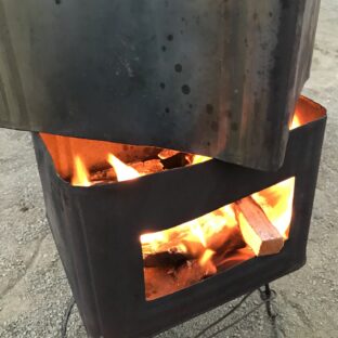 焚き火台で迷ったら一斗缶で自作 薪が入れやすい作り方解説