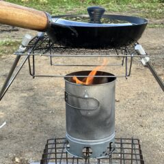 キャンプでの焚き火　ソロストーブにはセリアの火起こし器